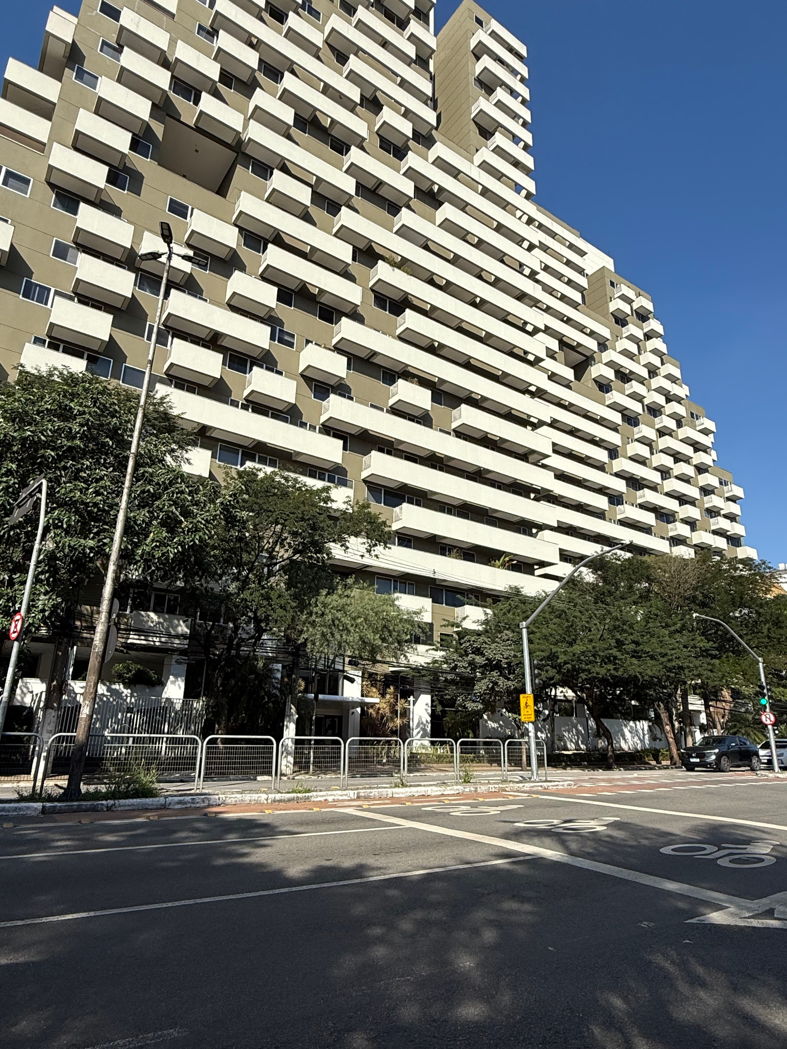 Fachada do edifício Top Towers Offices, na Vila Mariana, em São Paulo