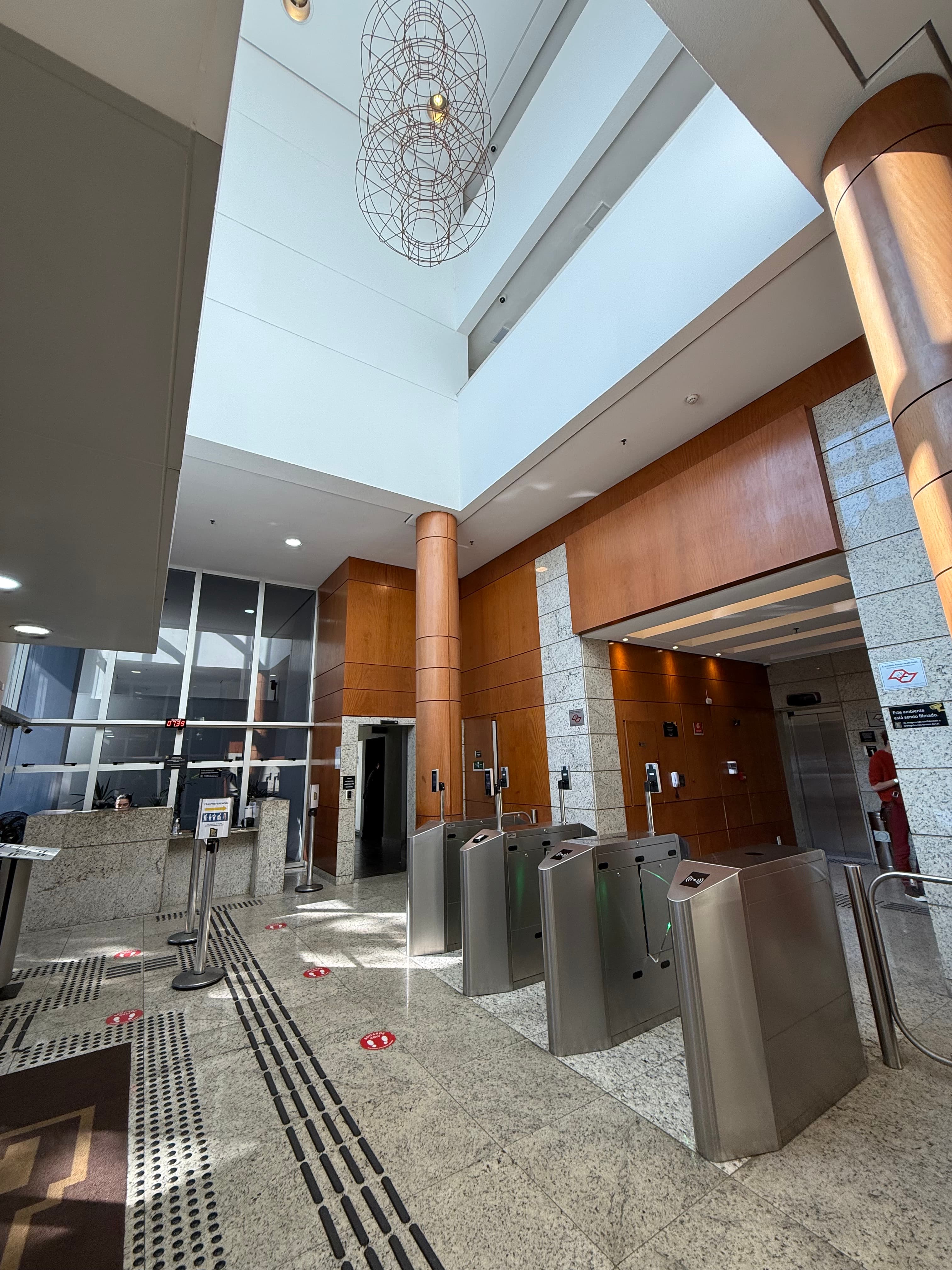Lobby do edifício Top Towers Offices, com recepção e controle de acesso