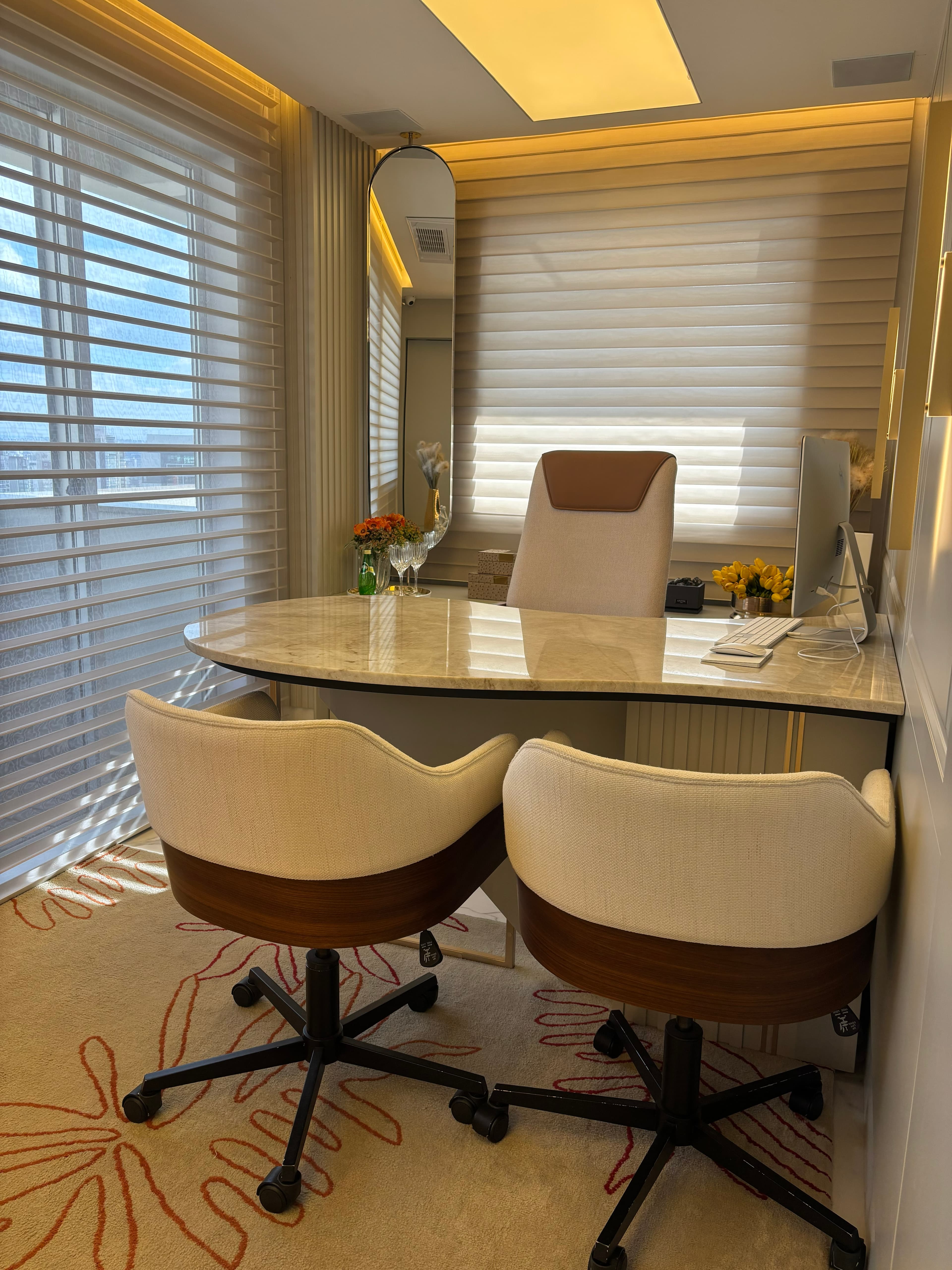 Sala de atendimento da Clínica de Perícias, com mesa de mármore e poltronas, em São Paulo