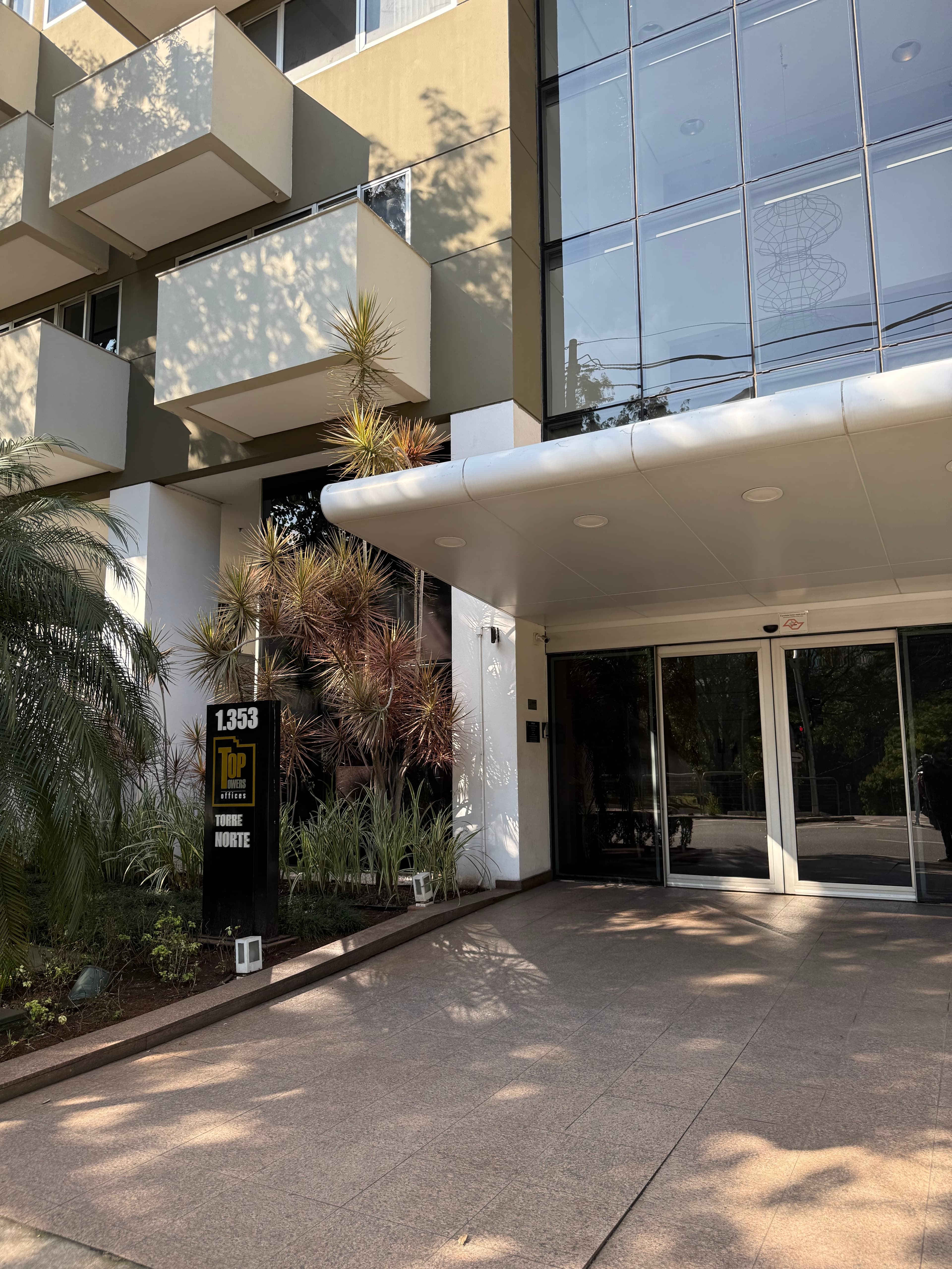 Entrada do edifício Top Towers Offices, sede da Clínica de Perícias